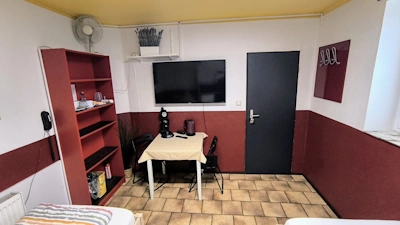 Zimmer 2 - Doppelzimmer mit geteiltem Bad - Dieses gemütliche Doppelzimmer besticht durch sein rot-weißes Farbkonzept und ...